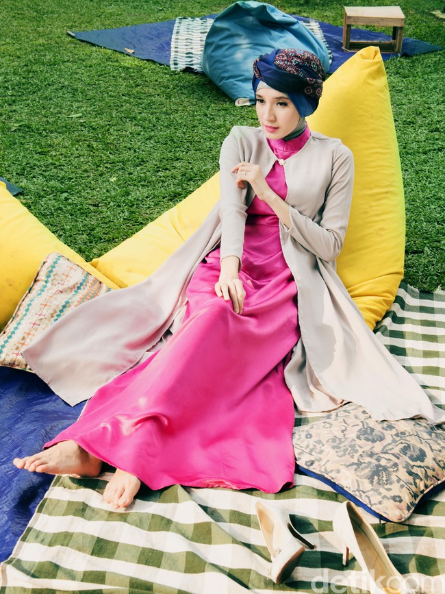 Wardrobe: Zoya. Fotografer: Denny Tjan. Makeup Artist: Zoya. Lokasi: Twin House Restaurant, Jl Cipete Raya No.1A, Cipete, Cilandak, Jakarta Selatan. Stylist: Arina Yulistara & Daniel Ngantung. Model: Dhini Aminarti.