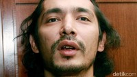 Aktor 33 tahun itu juga memelihara kumis dan jenggot di wajahnya. Pool/Gus Mun/detikFoto.