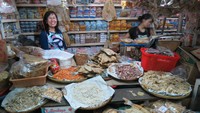 Toko Johan menjual aneka olahan ikan asin khas Cirebon. Dari ikan asin yang kecil sampai ikan asin jambal roti yang besar (Fitraya/detikTravel)