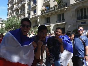 Menikmati Suasana Fan Fest di Bawah Menara Eiffel