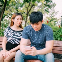 Sebanyak 46 persen responden menilai, jika pasangannya mengirimkan foto-foto seksi kepada orang lain selain dirinya, adalah bentuk perselingkuhan. Foto: Thinkstock