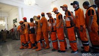 Di dalam sudah ada Ahok, Wakil Gubernur DKI Jakarta Djarot Saiful Hidayat, Kapolda Metro Jaya Irjen Pol Moechgiyarto, dan Kepala Staf Komanfo Armada RI Kawasan Barat, Laksamana Pertama TNI Yudo Margono.