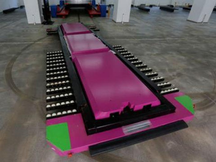 Robot Ini Bisa Parkirkan Mobil Secara Otomatis