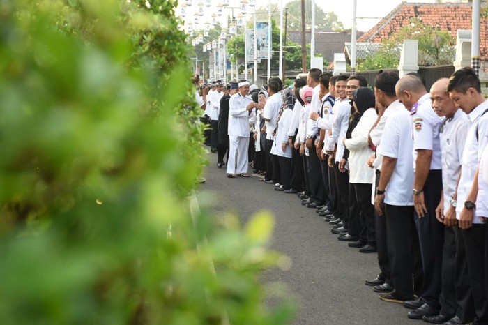 Hari Pertama Kerja, Bupati Dedi Jemput PNS di Gerbang Pendopo Purwakarta