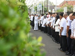 Hari Pertama Kerja, Bupati Dedi Jemput PNS di Gerbang Pendopo Purwakarta
