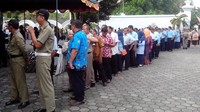 Petugas Satpol PP mengatur agar tertib dan tidak berdesak-desakan. Para lansia dan anak-anak agar tidak kelelahan oleh petugas diminta duduk di kursi lebih dulu.