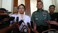 Menteri Luar Negeri Retno Marsudi bersama Panglima TNI Gatot Nurmantyo memberikan keterangan pers di Gedung Kemenkopohukam usai rapat tertutup, Jakarta, Senin (11/7).