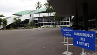Tidak terlihat aktivitas para wakil rakyat, baik di ruang fraksi atau ruang rapat.