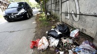 Beberapa titik lokasi penumpukan sampah terlihat berserakan di pinggir jalan. Bahkan beberapa di antaranya terlihat berhamburan di tengah jalan lantaran dibiarkan menumpuk.