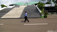 Walupun libur Lebaran telah usai dan para Pegawai Negeri Sipil (PNS) atau para pegawai kantoran hari ini sudah mulai kembali bekerja tetapi Komplek Parlemen, Senayan, Jakarta masih terlihat sepi, Senin (11/7/2016).