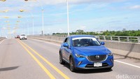 Mazda CX-3 difoto di Ban Veuen Border, Laos. Performa CX-3 ketika melintasi jalan tol sangat terasa sekali. Tak butuh waktu lama untuk mencapai kecepatan 100 km/jam. Bahkan, saat kecepatan mencapai 160 km/jam, mobil tidak terasa limbung dan tetap stabil.  Foto: Rivki