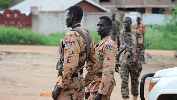 Pasukan mantan pemberontak dan pasukan pemerintah terlibat pertempuran sengit di Ibu kota Sudan Selatan. Pertikaian ini menyebabkan Sudan Selatan berada diambang perpecahan.