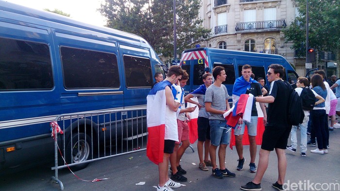 Bentrok suporter dengan petugas kepolisian sempat terjadi di fan zone Kota Paris jelang laga Prancis dengan Portugal di final Piala Eropa 2016. Terjadi aksi perusakan dan pembakaran, yang membuat polisi melepaskan tembakan gas air mata.