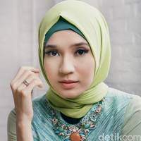 Wardrobe: Zoya. Fotografer: Denny Tjan. Makeup Artist: Zoya. Lokasi: Twin House Restaurant, Jl Cipete Raya No.1A, Cipete, Cilandak, Jakarta Selatan. Stylist: Arina Yulistara & Daniel Ngantung. Model: Dhini Aminarti.