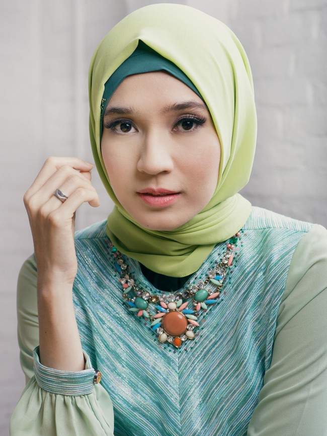 Wardrobe: Zoya. Fotografer: Denny Tjan. Makeup Artist: Zoya. Lokasi: Twin House Restaurant, Jl Cipete Raya No.1A, Cipete, Cilandak, Jakarta Selatan. Stylist: Arina Yulistara & Daniel Ngantung. Model: Dhini Aminarti.