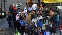 Meski belum semua warga ngantor, namun Commuter Line telah padat penumpang.