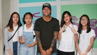 Tora Sudiro bersama putri sambungnnya Kayra Miendra. dan teman-temannya. (Foto: Gus Mun/detikHOT)