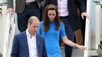 Saat menghadiri festival angkatan udara di Fairford, ia tampil dengan dress biru. Chris Jackson/Getty Images/detikFoto.