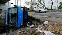 Mobil terguling. Tyrone Siu/Reuters/detikFoto.