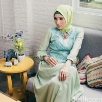 Wardrobe: Zoya. Fotografer: Denny Tjan. Makeup Artist: Zoya. Lokasi: Twin House Restaurant, Jl Cipete Raya No.1A, Cipete, Cilandak, Jakarta Selatan. Stylist: Arina Yulistara & Daniel Ngantung. Model: Dhini Aminarti.