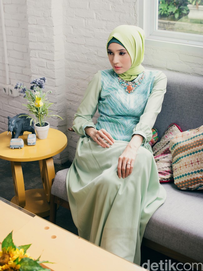 Wardrobe: Zoya. Fotografer: Denny Tjan. Makeup Artist: Zoya. Lokasi: Twin House Restaurant, Jl Cipete Raya No.1A, Cipete, Cilandak, Jakarta Selatan. Stylist: Arina Yulistara & Daniel Ngantung. Model: Dhini Aminarti.