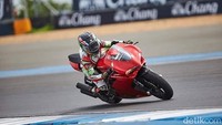 Kiki beraksi dengan motor Ducati di sirkuit. Foto: dok pribadi