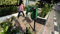  Tempat sampah pun banyak yang hilang.