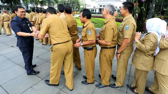 Kegiatan apel pagi usai libur lebaran di lingkungan Pemkot Bandung tanpa kehadiran Wali Kota Bandung Ridwan Kamil.