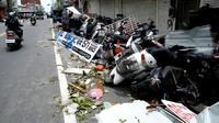 Sejumlah motor yang terparkir di depan pertokoan ambruk. Tyrone Siu/Reuters/detikFoto.
