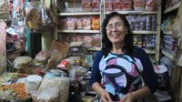 Meliana adalah pemilik Toko Johan di dalam Pasar Kanoman. Dia adalah generasi kedua dari tiga generasi Toko Johan (Fitraya/detikTravel)