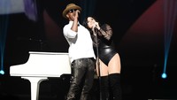 Mereka juga mengajak Jamie Foxx di lagu Georgia On My Mind dan Stone Cold. Nicholas Hunt/Getty Images/detikFoto.