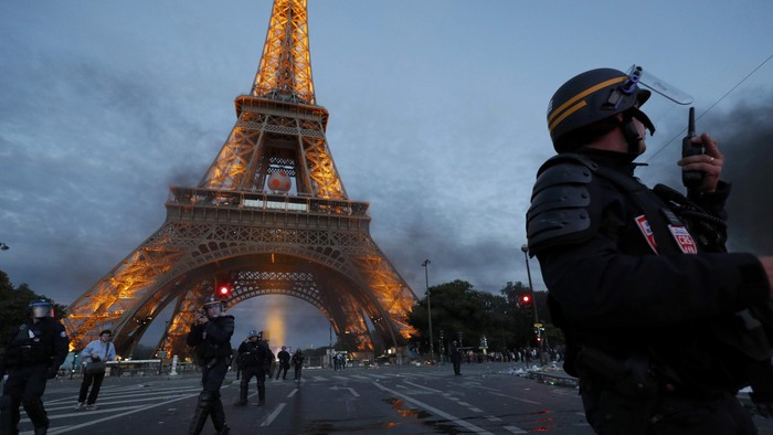 Turis di Menara Eiffel Sempat Dievakuasi Gara-gara Alarm Palsu Berbunyi