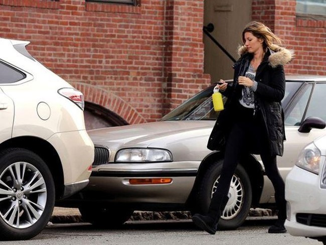 5 Seleb Hollywood Pengguna Mobil Hijau Selain Prius