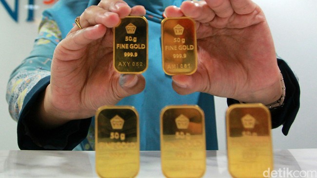 Harga Emas Lagi Tinggi Banget, Beli atau Jual Nih?