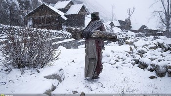 Sebuah foto yang menampilkan sosok wanita tua membawa sepotong kayu dibawa ke rumahnya untuk digunakan sebagai penghangat, diambil di sebuah desa terpencil di HImachal, India. Karya fotografer Mattia Passarini ini berhasil menjadi juara ketiga  di kategori People dengan foto yang diberi judul Remote Life. Foto: National Geographic Traveller 2016