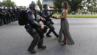 Salah satu foto penangkapan seorang demonstran wanita di Baton Rouge, Louisiana menjadi viral dan menuai pujian. Jonathan Bachman/Reuters/detikFoto.