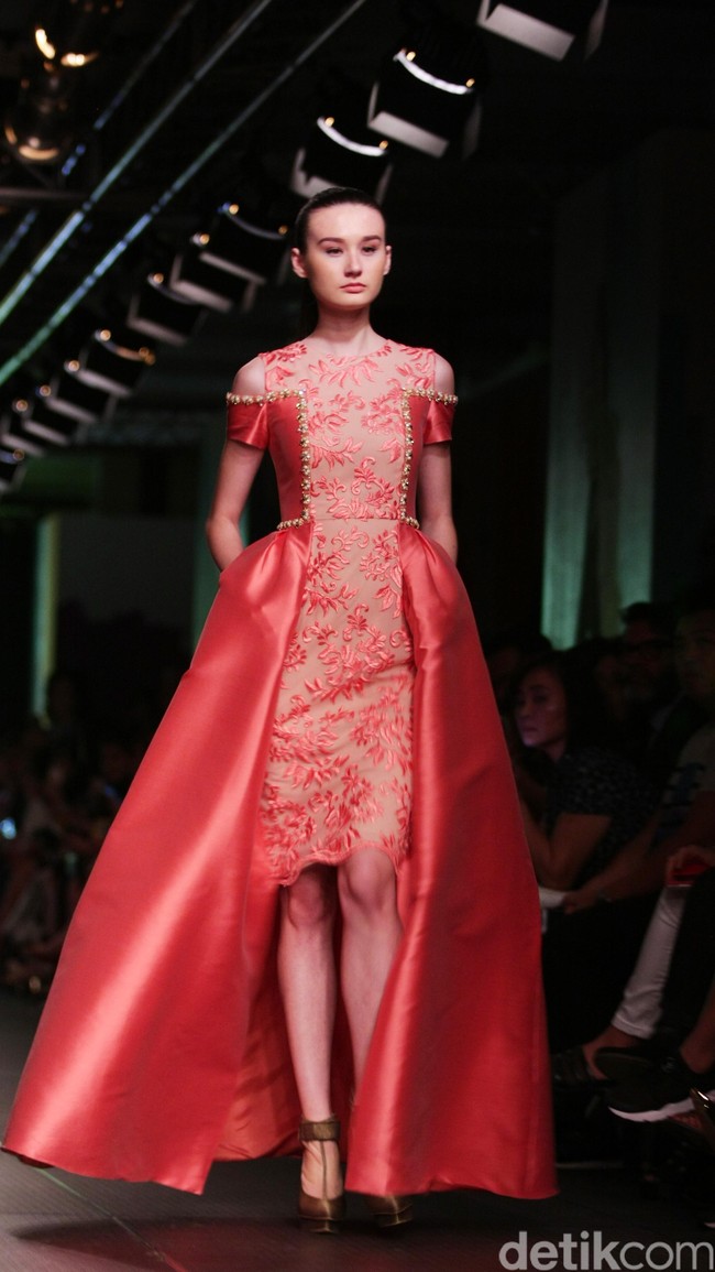 Sebastian Red by Sebastian Gunawan Plaza Indonesia Fashion Week 2016 at Plaza Indonesia. Thamrin. Jakarta. [Foto: Mohammad Abduh/Wolipop]