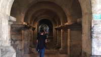 Salah satu lorong untuk memasuki area The Roman Bath. Kalau butuh informasi, tinggal pencet audio guide dengan kode nomor yang tertera di lokasi yang dimaksud (Ichsan/detikTravel)