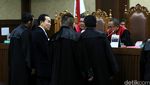 Ayahanda Mirna Bersaksi Dalam Kasus Jessica
