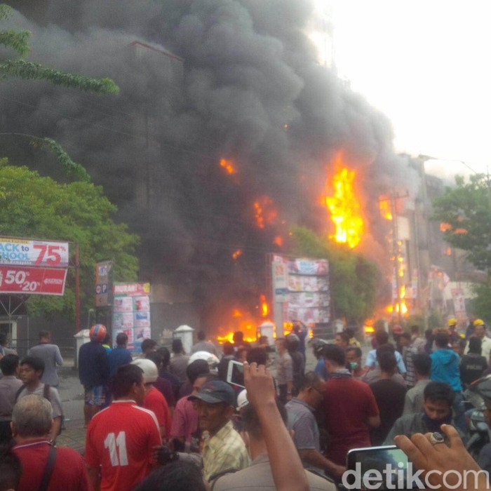Api Masih Berkobar di Pasar Aksara Medan, Dentuman Keras Terdengar