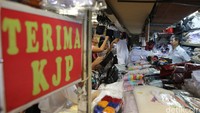 Sejumlah orang tua memilih seragam sekolah untuk anak-anak mereka.