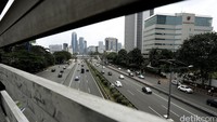 Jalan di Ibukota Jakarta, masih lengang meski libur lebaran telah berakhir.