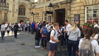 Antrean pengunjung di depan Roman Bath. Siapa sangka, inilah salah satu destinasi wisata paling populer di Inggris dengan 1 juta pengunjung/tahun (Ichsan/detikTravel)