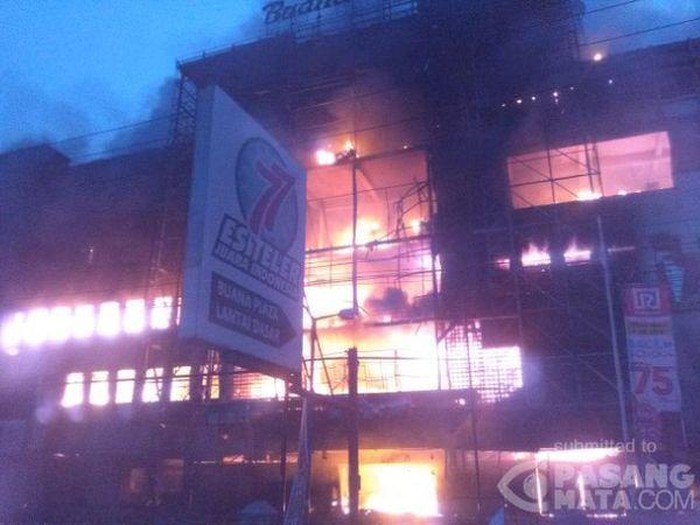 Hingga Malam ini, Api Masih Berkobar di Pasar Aksara Medan