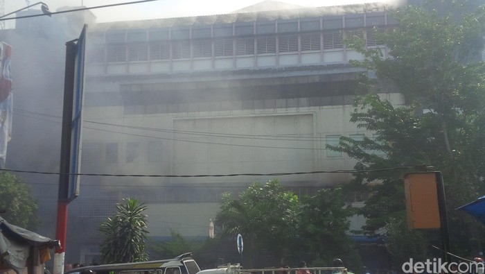 Kebakaran di Pasar Aksara Medan Belum Juga Padam, 30 Mobil Damkar Dikerahkan