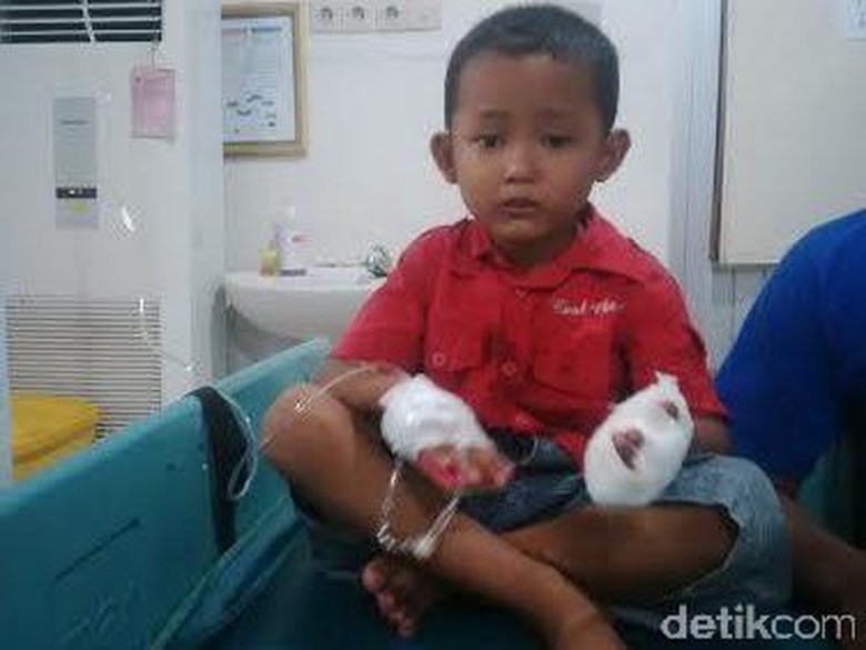 Orang Tua Asyik Main Facebook Saat Anaknya Terjepit Pagar Jembatan Suroboyo Orang Tua Asyik Main Facebook Saat Anaknya Terjepit Pagar Jembatan Suroboyo