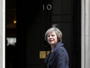 Jabat PM Inggris, Theresa May Langsung Reshuffle Kabinet