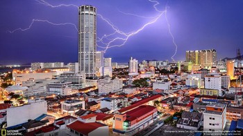 Foto kilatan petir yang berhasil ditangkap kamera fotografer Jeremy Tan. Petir tersebut menyambar Komtar Tower salah satu bangunan ikonik di negara bagian Penang, Malaysia. Foto ini berhasil meraih juara ketiga di kategori cities. Foto: National Geographic Traveller 2016