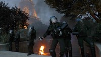 Polisi membubarkan massa dengan tembakan gas air mata dan meriam air. REUTERS/Philippe Wojazer.