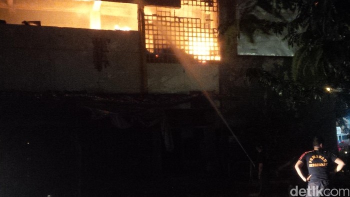 Api di Pasar Aksara Masih Berkobar, 32 Unit Mobil Damkar Dikerahkan